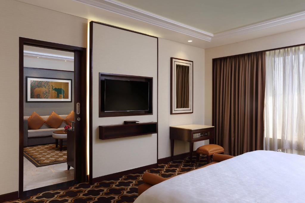 Postel nebo postele na pokoji v ubytování Sheraton Grand Pune Bund Garden Hotel