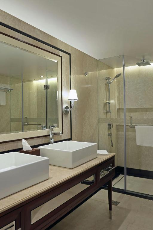 Koupelna v ubytování Sheraton Grand Pune Bund Garden Hotel