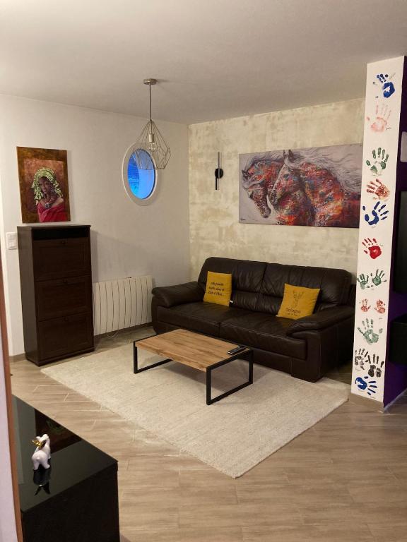 Photo de la galerie de l'établissement Maison lumineuse au calme avec grand terrain clos, à La Ferté-Imbault