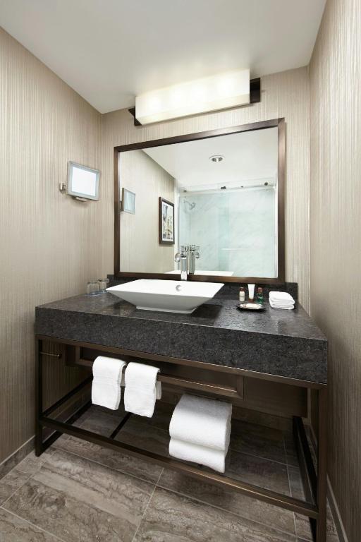 Sheraton Gateway Los Angeles Hotel - Deluxe King Room - Hoorzitting Toegankelijk