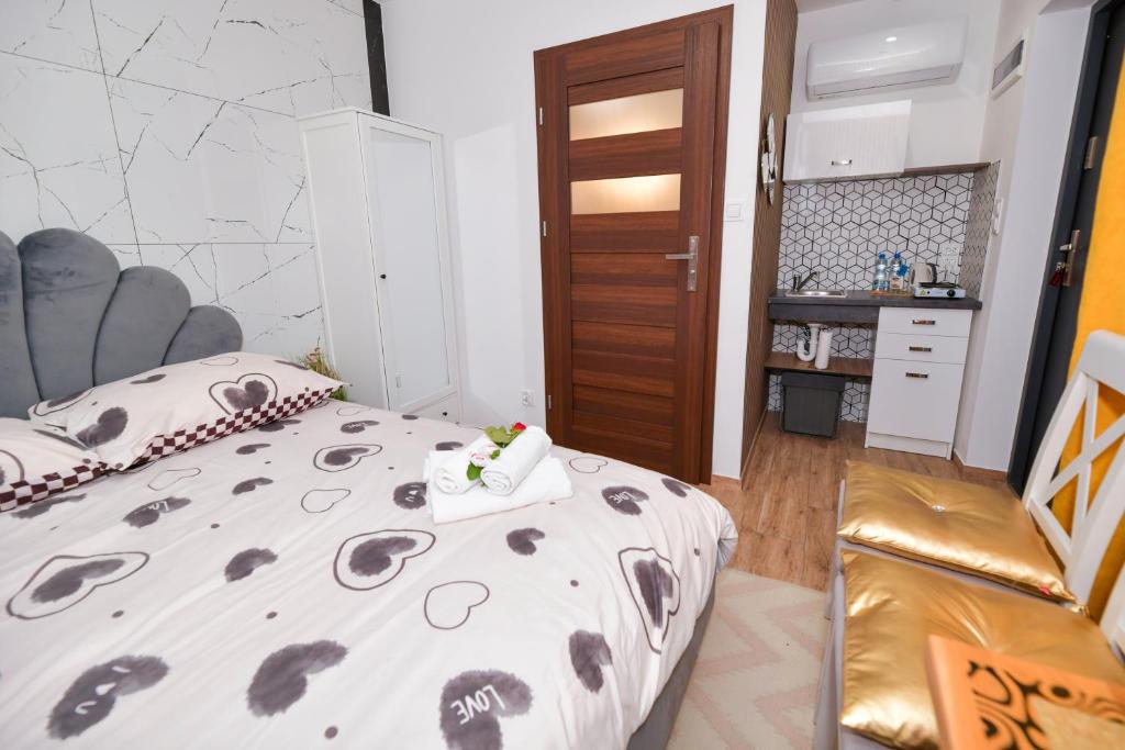 REZYDENCJA ZATOR - Deluxe One-Bedroom Apartment With City View