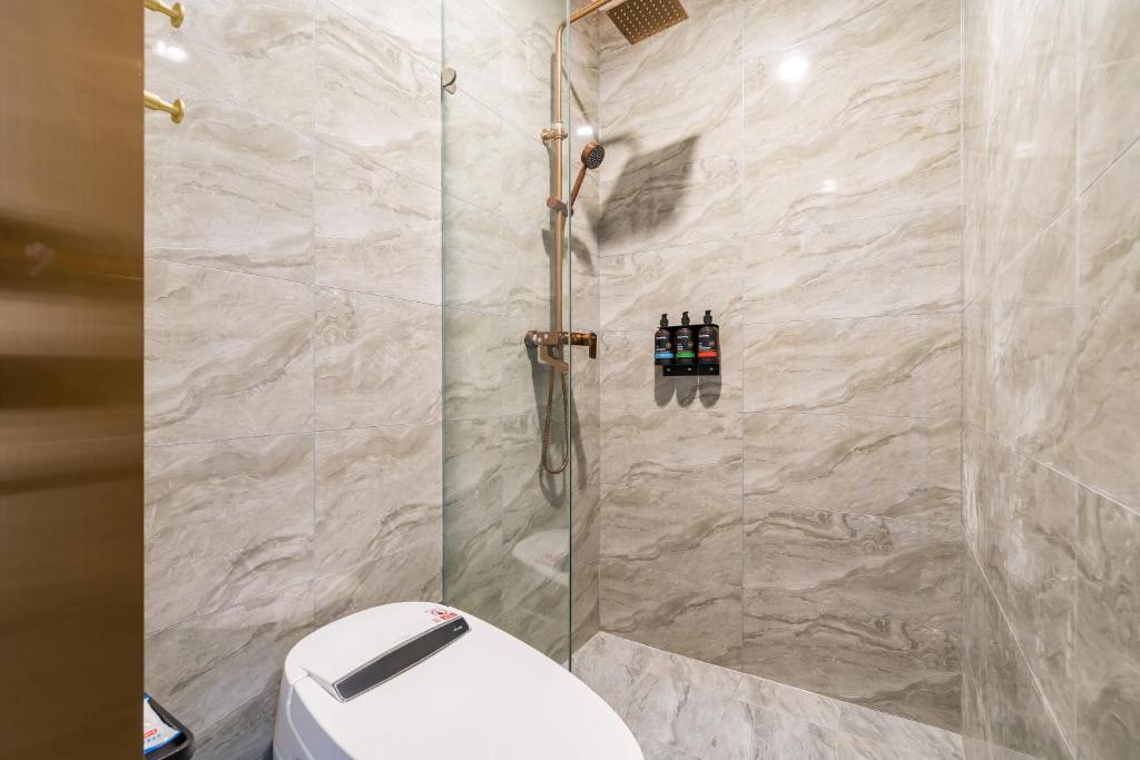 Koupelna v ubytování Dequan Luxury Hotel National Exhibition Center Wangjing Bridge Branch The subway is right outside the door Coffee, fruits, snacks, a gym and a laundry room are provided for free in the lobby