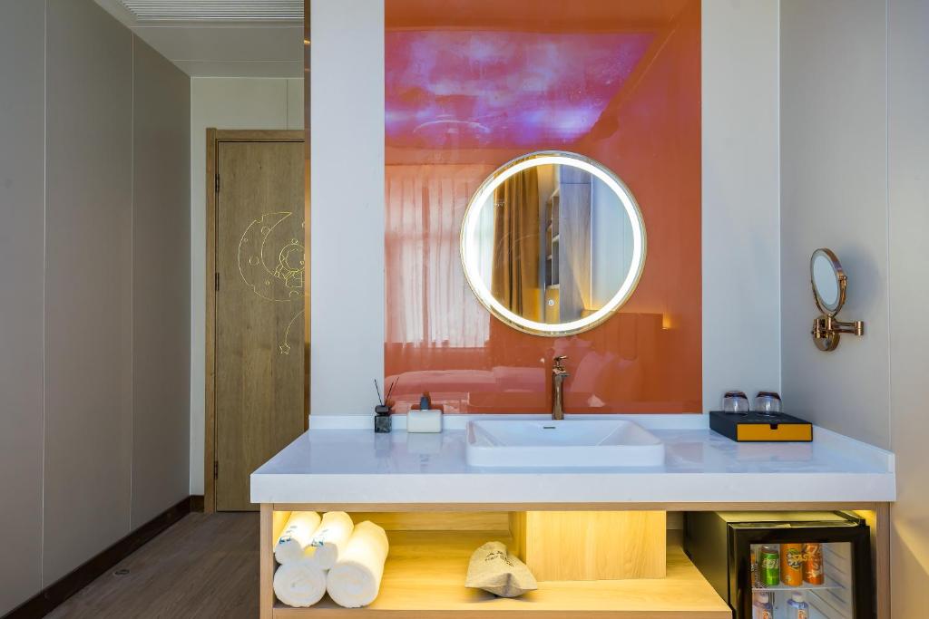 Koupelna v ubytování Dequan Luxury Hotel National Exhibition Center Wangjing Bridge Branch The subway is right outside the door Coffee, fruits, snacks, a gym and a laundry room are provided for free in the lobby