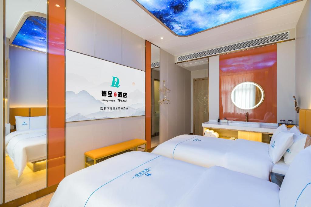 Postel nebo postele na pokoji v ubytování Dequan Luxury Hotel National Exhibition Center Wangjing Bridge Branch The subway is right outside the door Coffee, fruits, snacks, a gym and a laundry room are provided for free in the lobby
