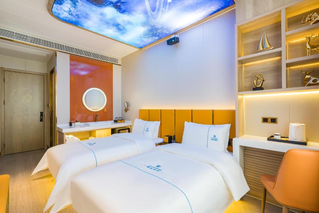 Postel nebo postele na pokoji v ubytování Dequan Luxury Hotel National Exhibition Center Wangjing Bridge Branch The subway is right outside the door Coffee, fruits, snacks, a gym and a laundry room are provided for free in the lobby