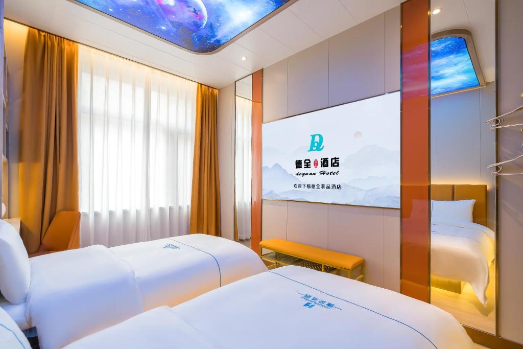 Postel nebo postele na pokoji v ubytování Dequan Luxury Hotel National Exhibition Center Wangjing Bridge Branch The subway is right outside the door Coffee, fruits, snacks, a gym and a laundry room are provided for free in the lobby