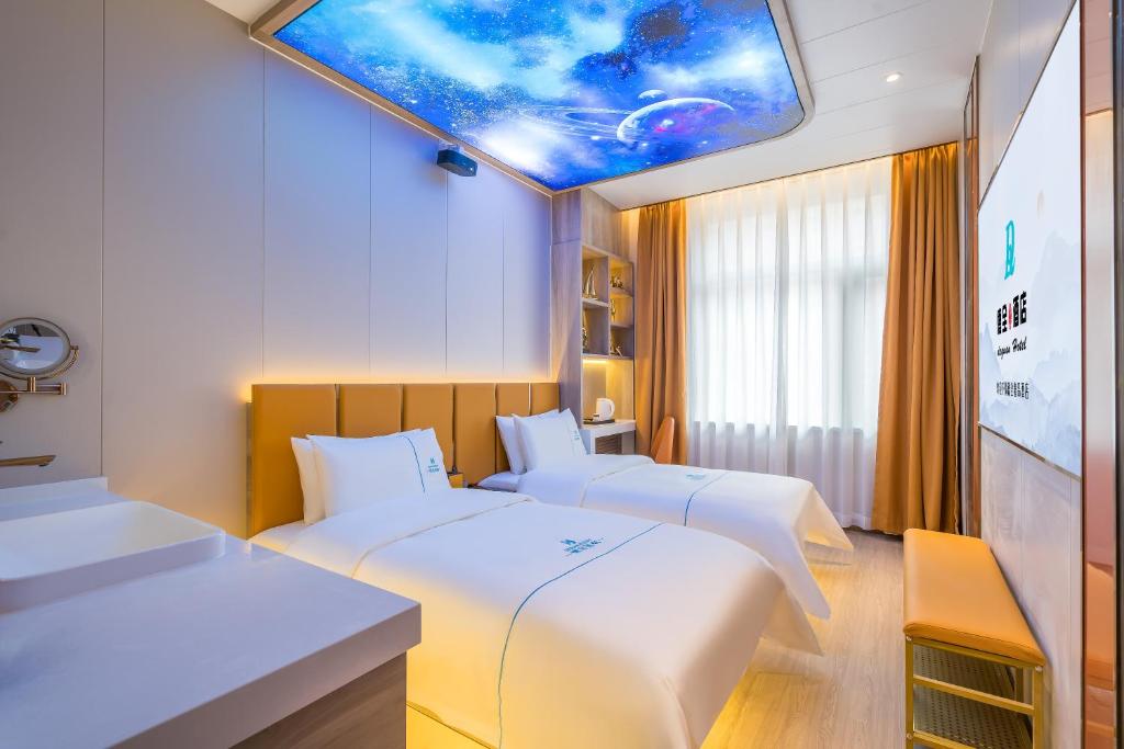 Postel nebo postele na pokoji v ubytování Dequan Luxury Hotel National Exhibition Center Wangjing Bridge Branch The subway is right outside the door Coffee, fruits, snacks, a gym and a laundry room are provided for free in the lobby