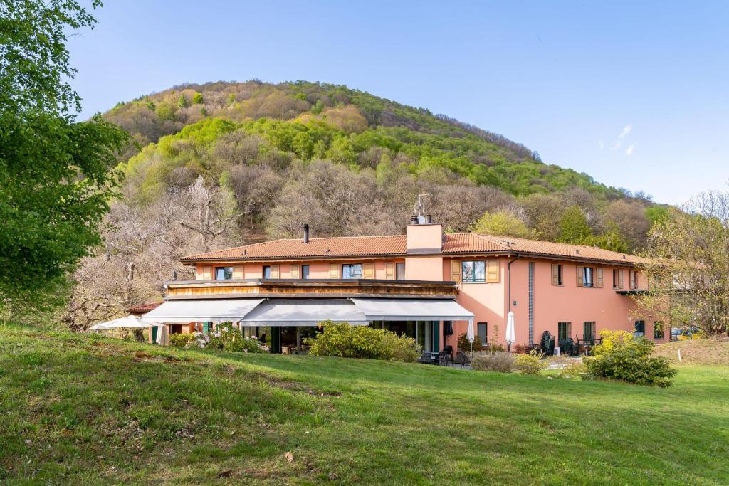 Nespecifikovaný výhled na hory nebo výhled na hory při pohledu z hotelu