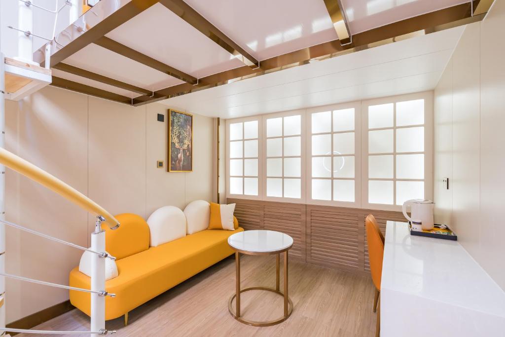 Posezení v ubytování Dequan Luxury Hotel National Exhibition Center Wangjing Bridge Branch The subway is right outside the door Coffee, fruits, snacks, a gym and a laundry room are provided for free in the lobby