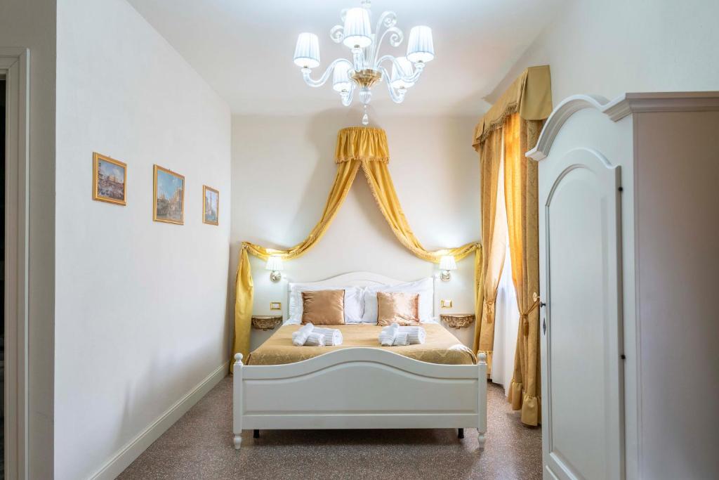 Postel nebo postele na pokoji v ubytování Palazzo Titti Rialto Suites