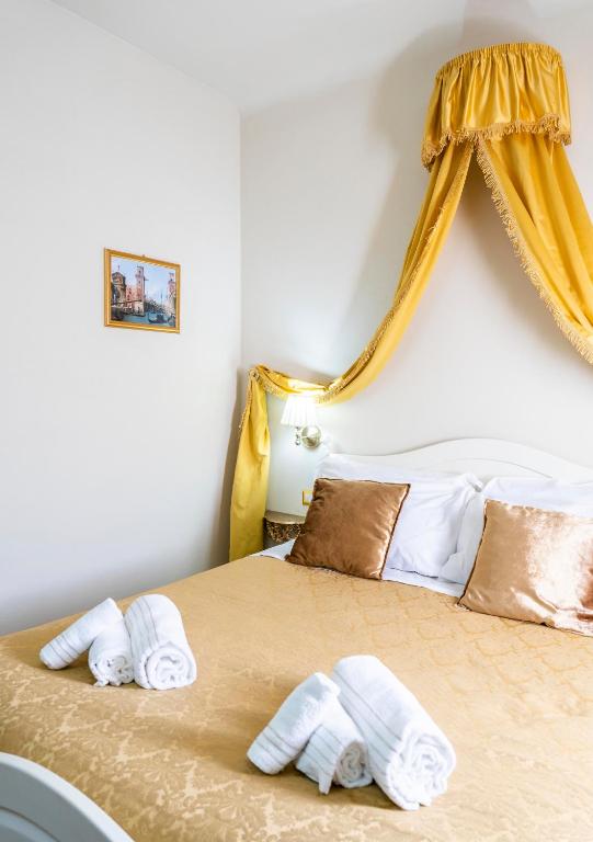 Postel nebo postele na pokoji v ubytování Palazzo Titti Rialto Suites