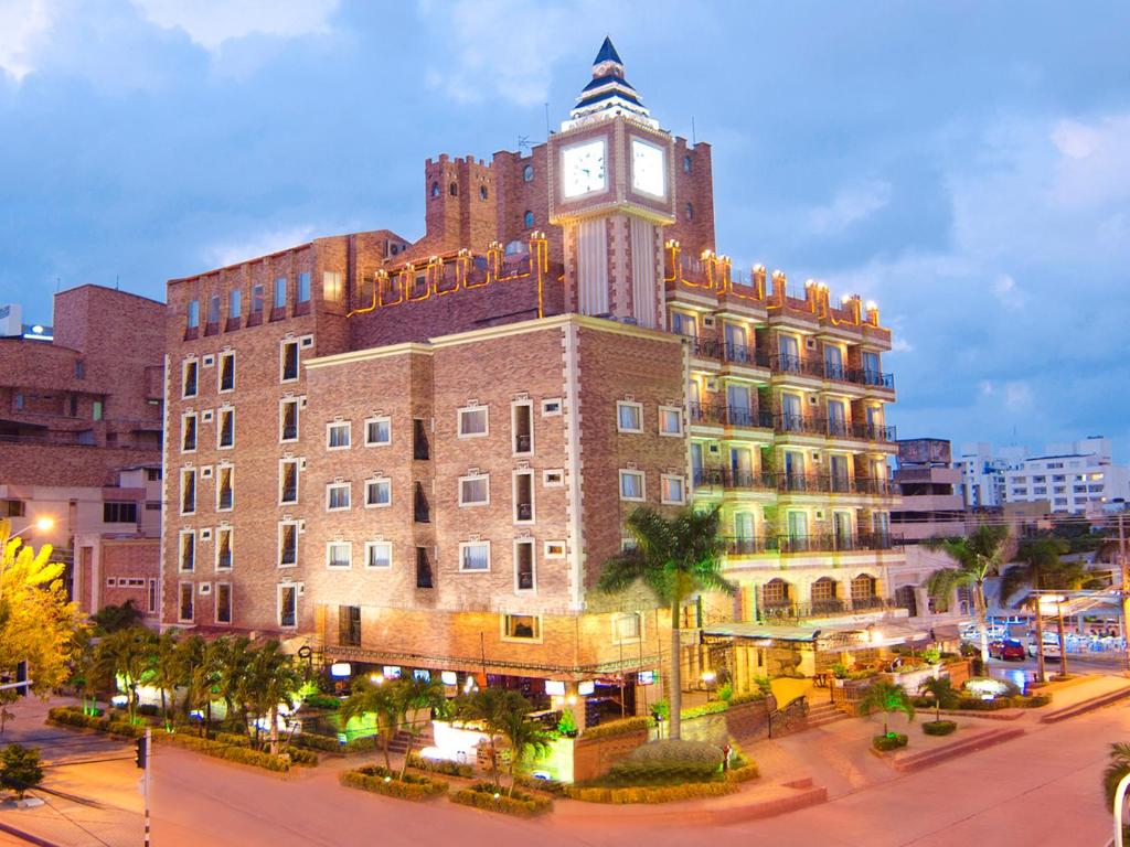 un edificio con una torre de reloj encima en Hotel Windsor Barranquilla, en Barranquilla