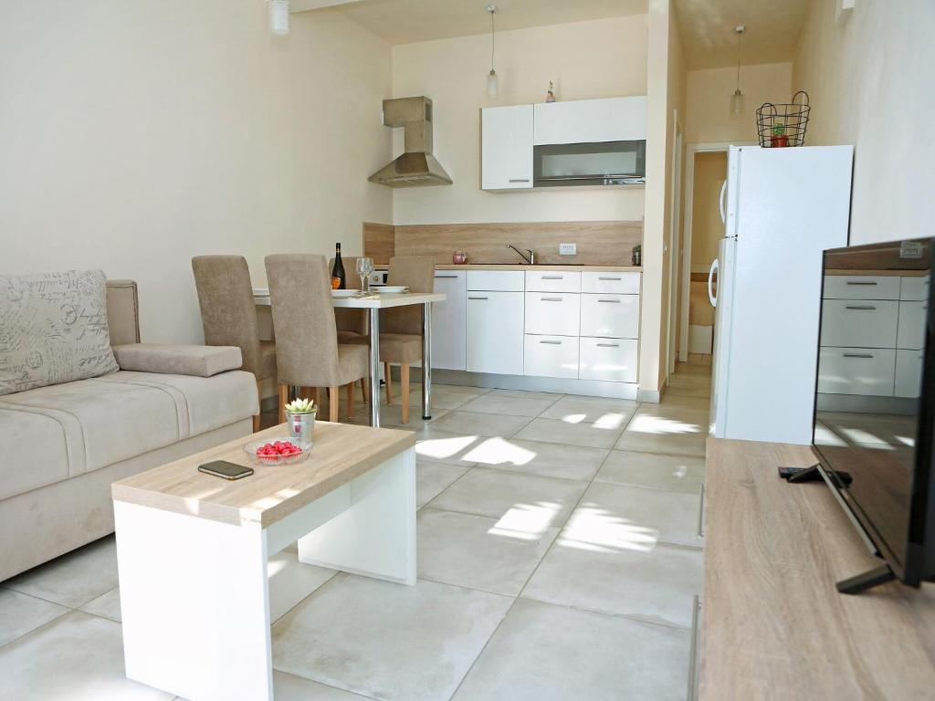 Kuchyňa alebo kuchynka v ubytovaní Apartment in Ljubac near the Sea