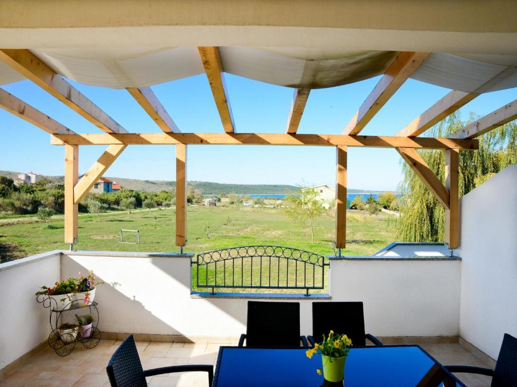 Balkón alebo terasa v ubytovaní Apartment in Ljubac near the Sea