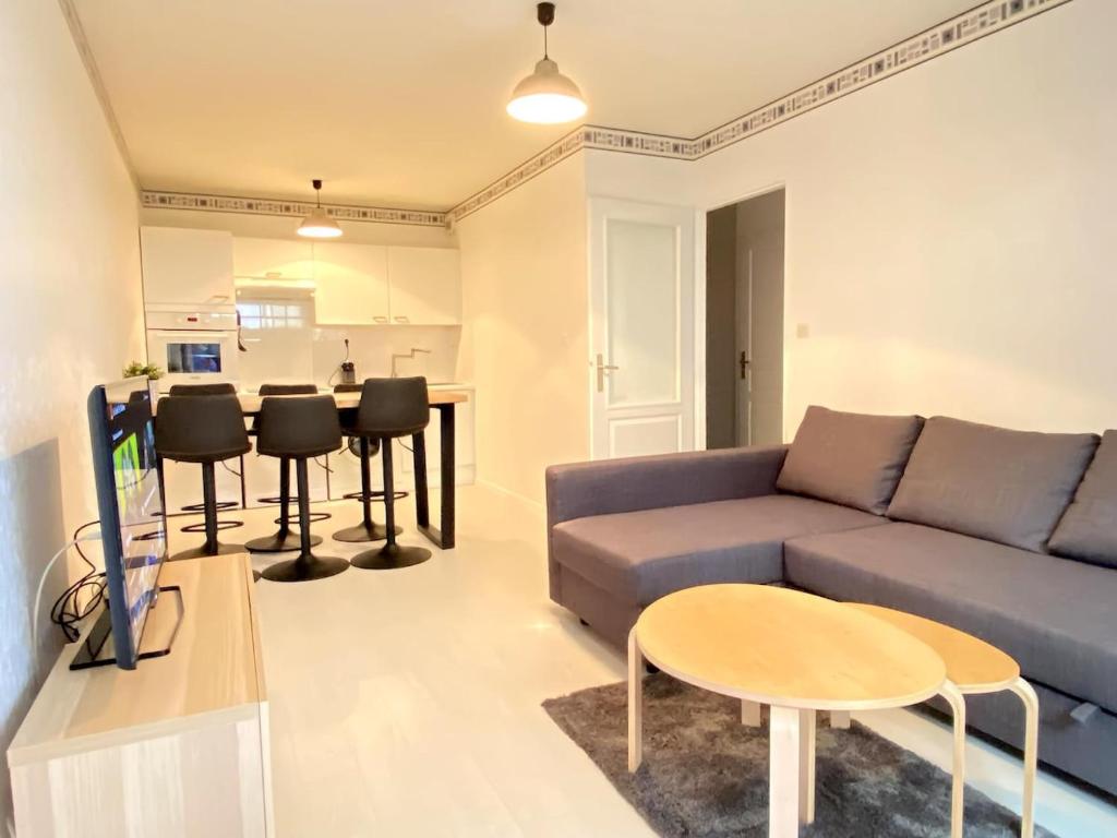 un salon avec un canapé et une table dans l'établissement Appartement cozy le Touquet, à Le Touquet-Paris-Plage