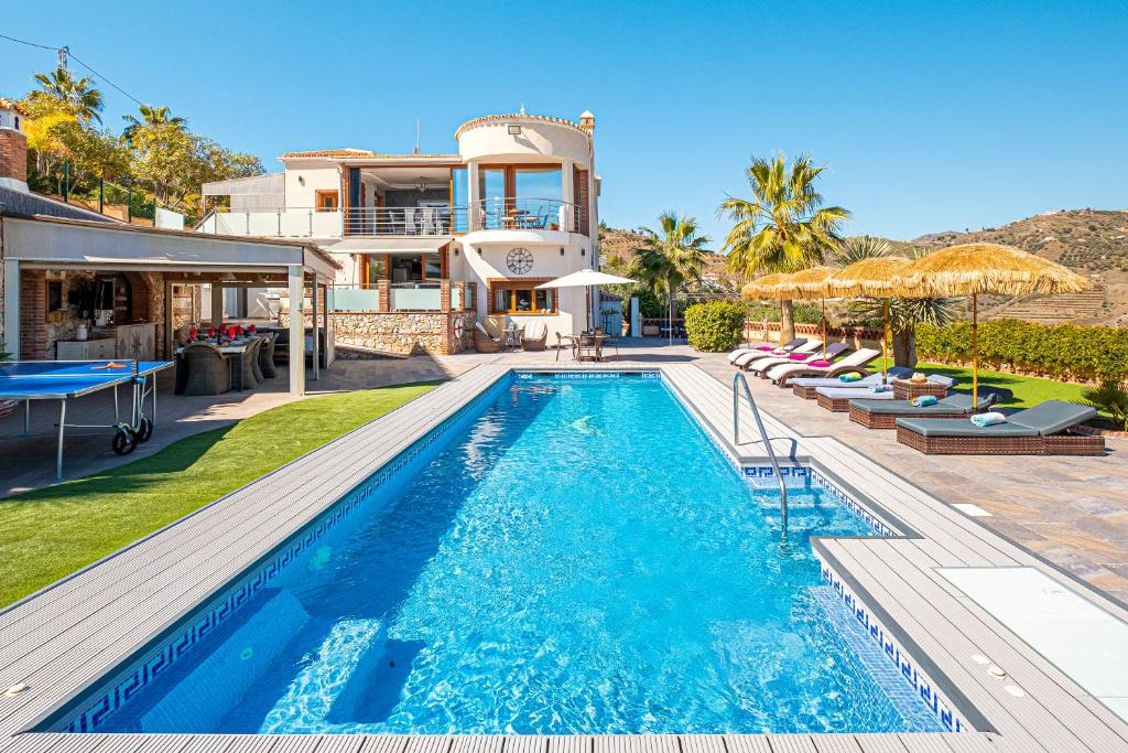una villa con piscina y una casa en Exceptional Costa del Sol Villa Apartment BALCON DE TORROX for 4 Heated pool Amazing views & quality, en Torrox