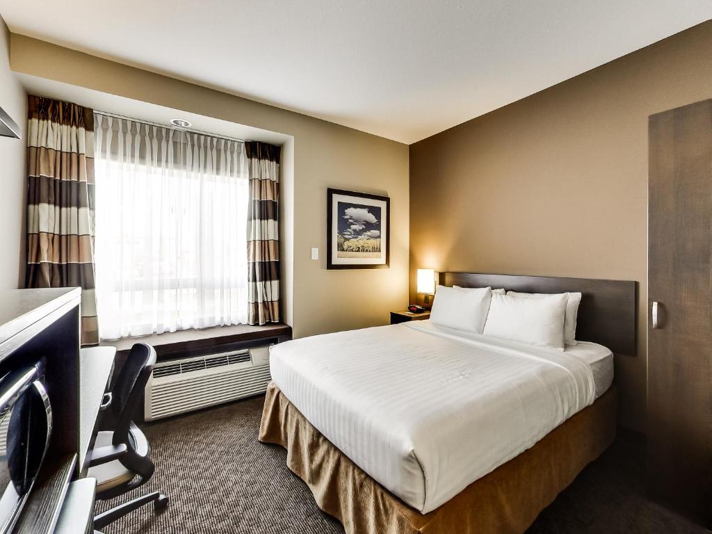 Postel nebo postele na pokoji v ubytování Microtel Inn & Suites by Wyndham Red Deer