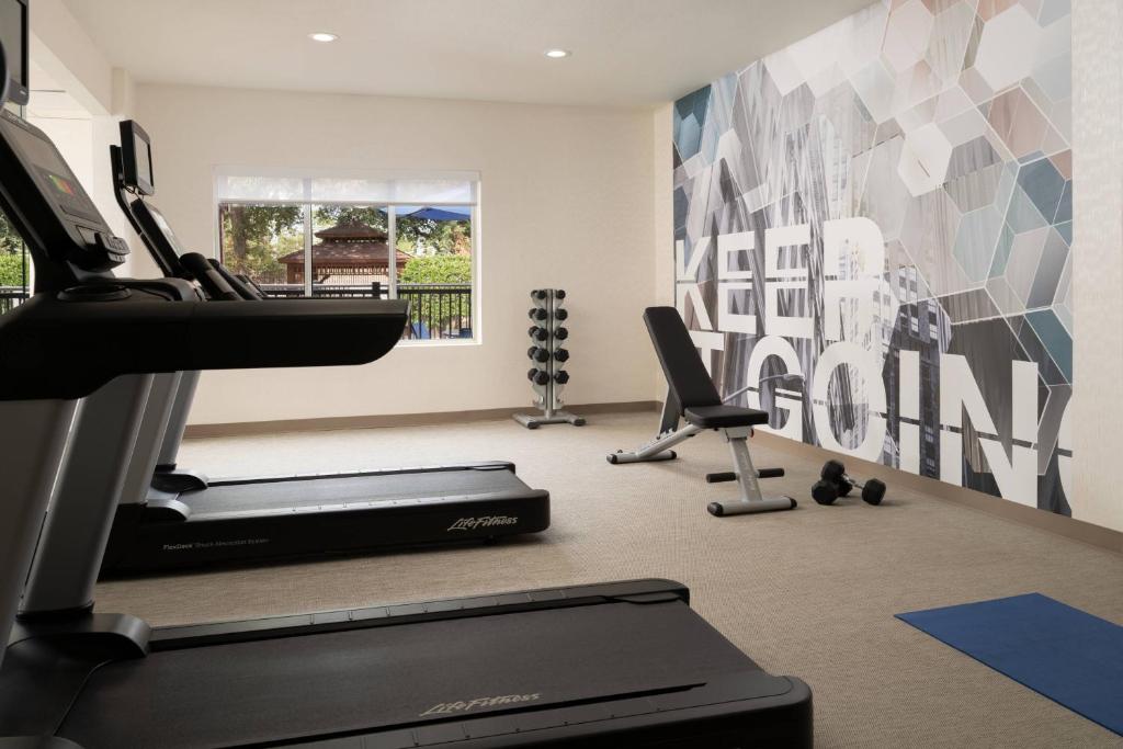 Fitness centrum a/nebo fitness zařízení v ubytování SpringHill Suites Dallas Arlington North