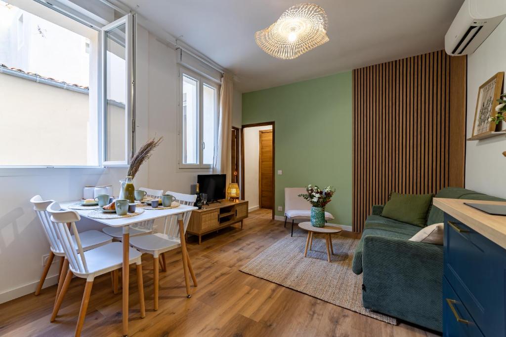 un salon avec une table et un canapé dans l'établissement Ambiance nature aux portes des Halles de Nîmes, à Nîmes