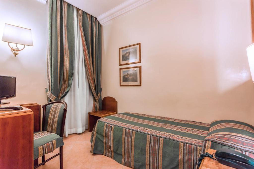 Телевизор и/или развлекательный центр в Raeli Hotel Floridia