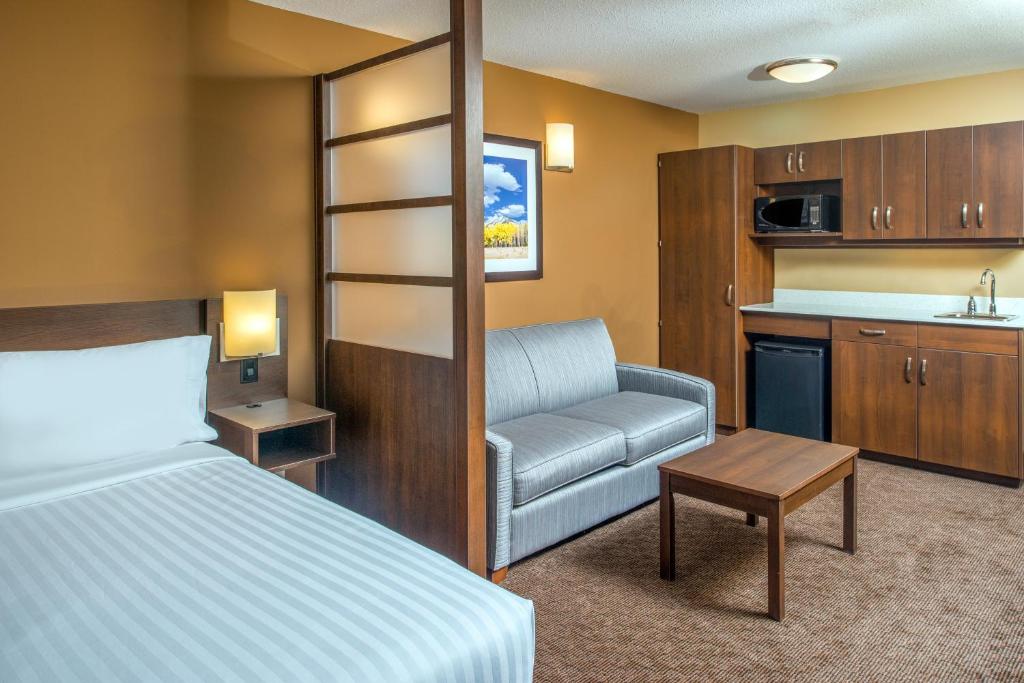 Postel nebo postele na pokoji v ubytování Microtel Inn & Suites by Wyndham Red Deer