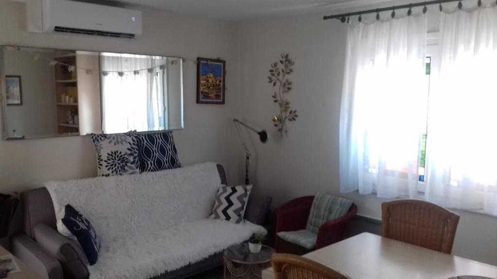 un salon avec un canapé et une table dans l'établissement Sea side apartment, à Banyuls-sur-Mer