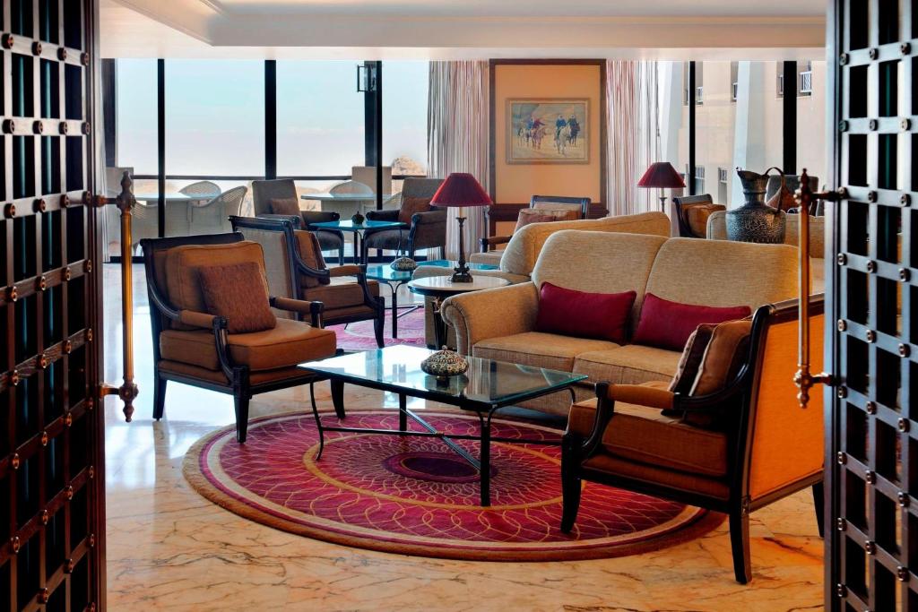 Posezení v ubytování Petra Marriott Hotel