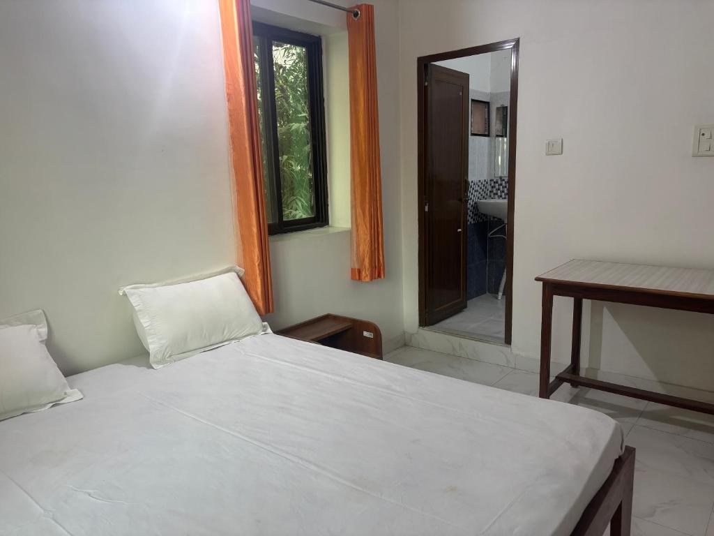 Postel nebo postele na pokoji v ubytování The Bodhgaya Guest House