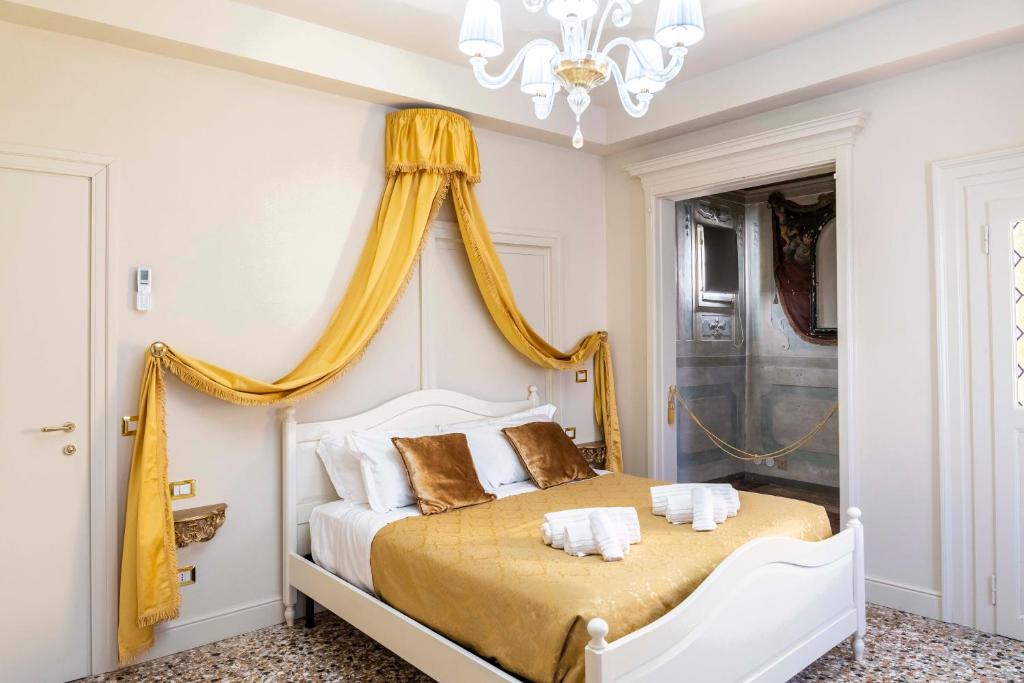 Postel nebo postele na pokoji v ubytování Palazzo Titti Rialto Suites