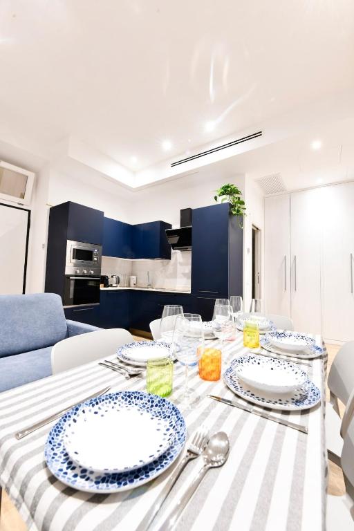 Hotel Testaccio Dream House, a dining room table with plates and silverware at Testaccio Dream House in Rome