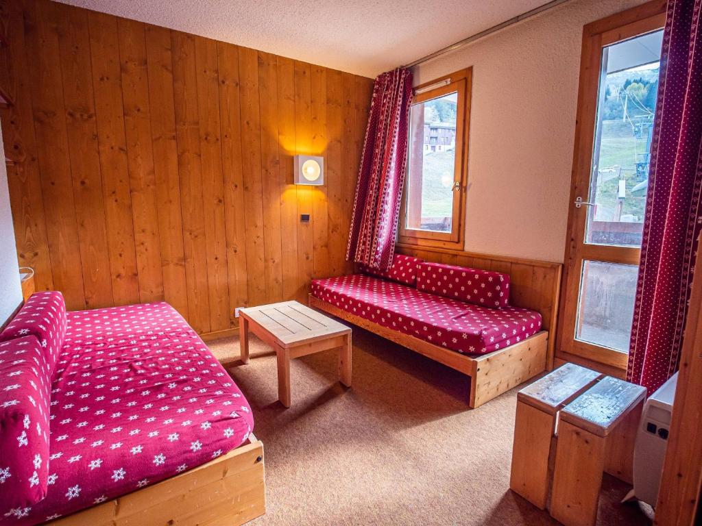 une chambre avec deux sièges rouges et une fenêtre dans l'établissement Studio pratique à Valmorel, pied des pistes, 4 couchages, proche remontées et commerces - FR-1-356-363, à Valmorel
