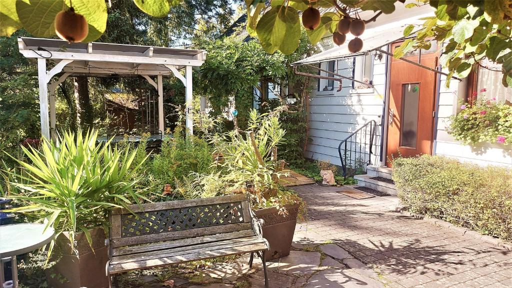 a bench sitting in a garden next to a house at Villa Gast - Winzerwohnung, für Gruppen bis 9 Gäste in Kamp-Bornhofen