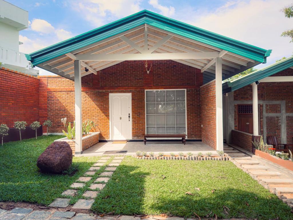 Airport Green Olive Villa - 14