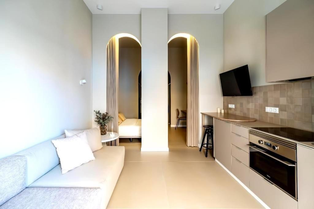 a living room with a couch and a kitchen at POINT BEACH beige in Valencia