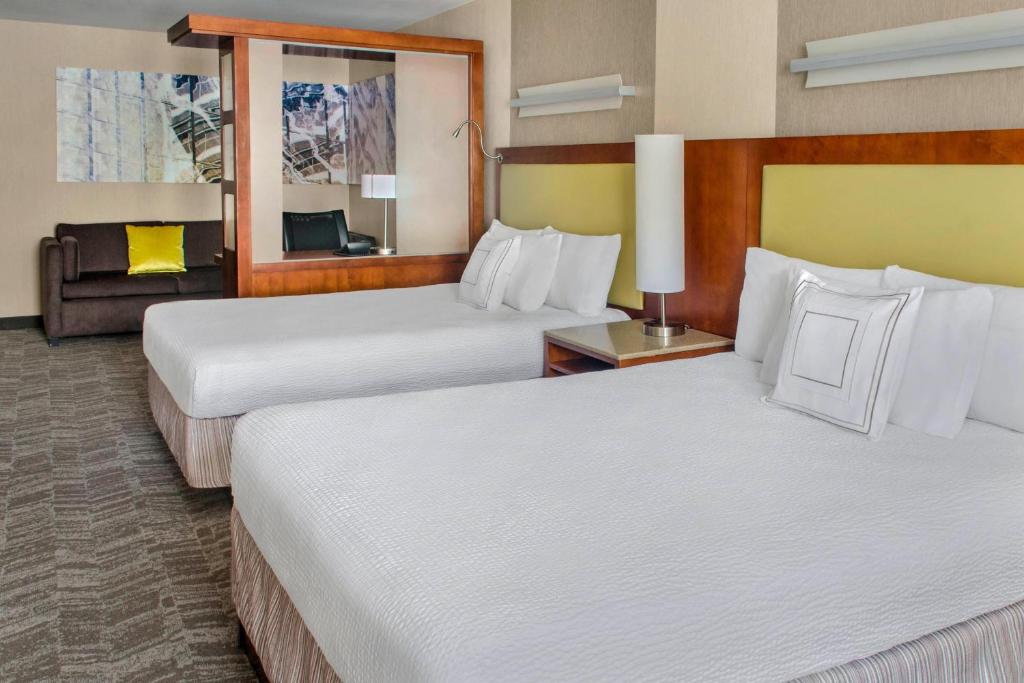 Postel nebo postele na pokoji v ubytování SpringHill Suites Long Island Brookhaven
