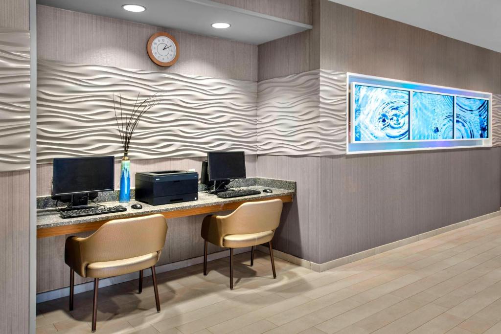 TV a/nebo společenská místnost v ubytování SpringHill Suites Long Island Brookhaven