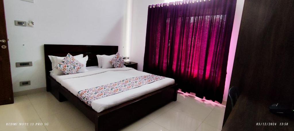 una camera con letto con tenda rossa di Kapsstone SERVICED APARTMENT- ROOMS near Ashok pillar a Chennai
