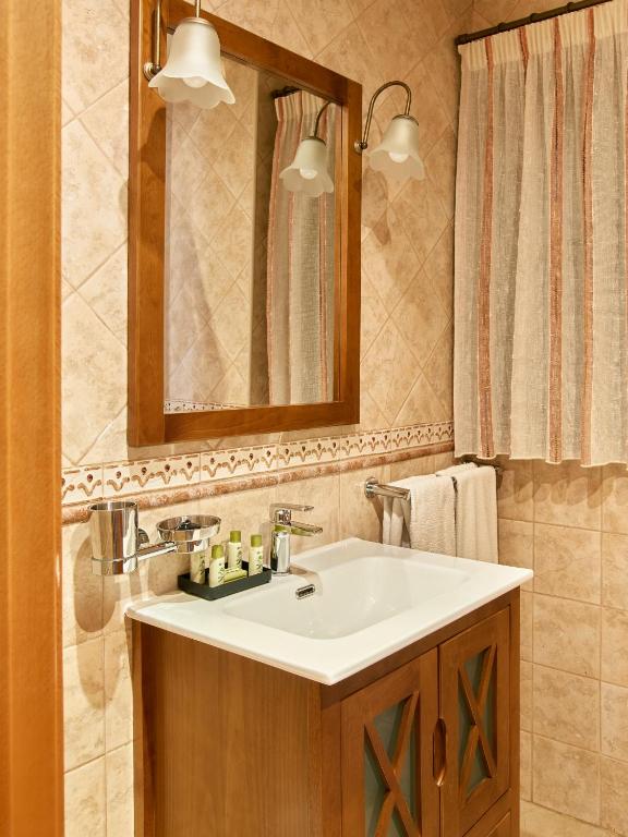 a bathroom with a sink and a mirror at Apartamentos Turísticos Casa de La Borrega in Estepona