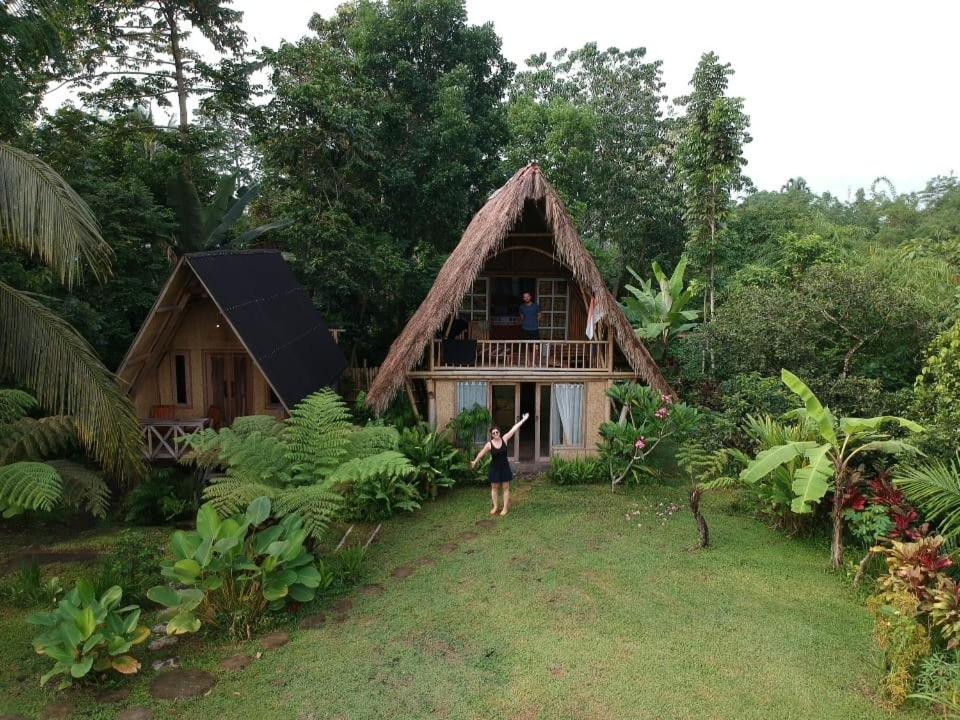 Jardín al aire libre en Girang Rinjani Bungalows