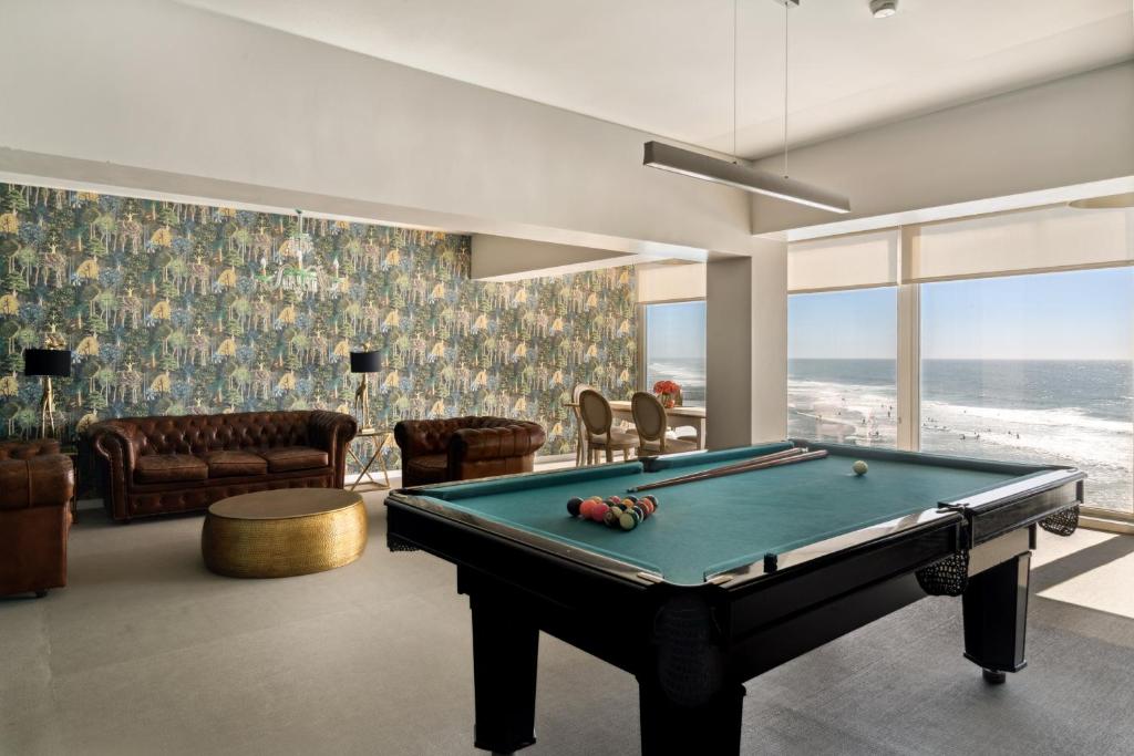 a billiard room with a pool table in a room at Arribas Sintra Hotel in Sintra