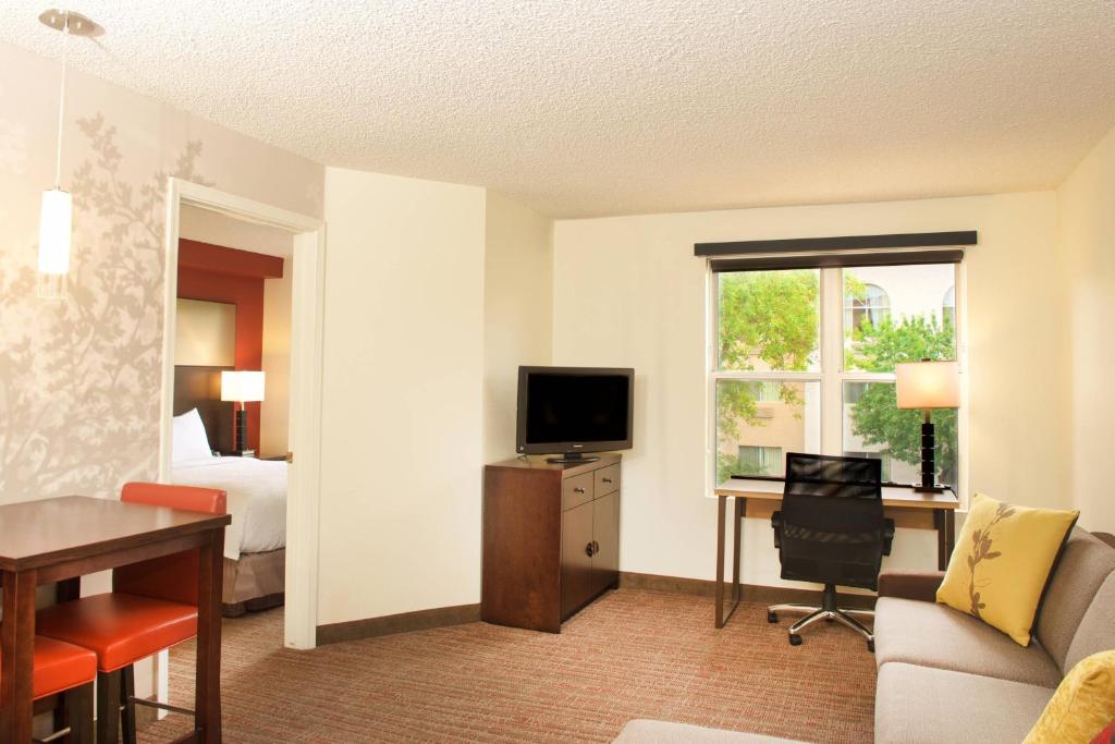 TV a/nebo společenská místnost v ubytování Residence Inn Phoenix Mesa