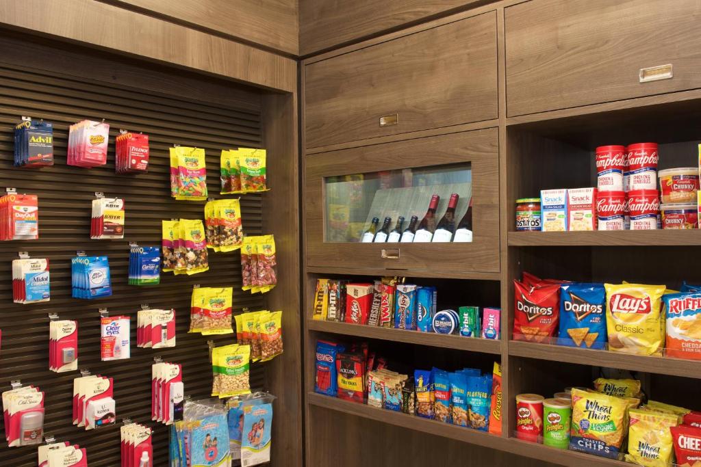 Supermarket nebo jiné obchody v  hotelu nebo okolí