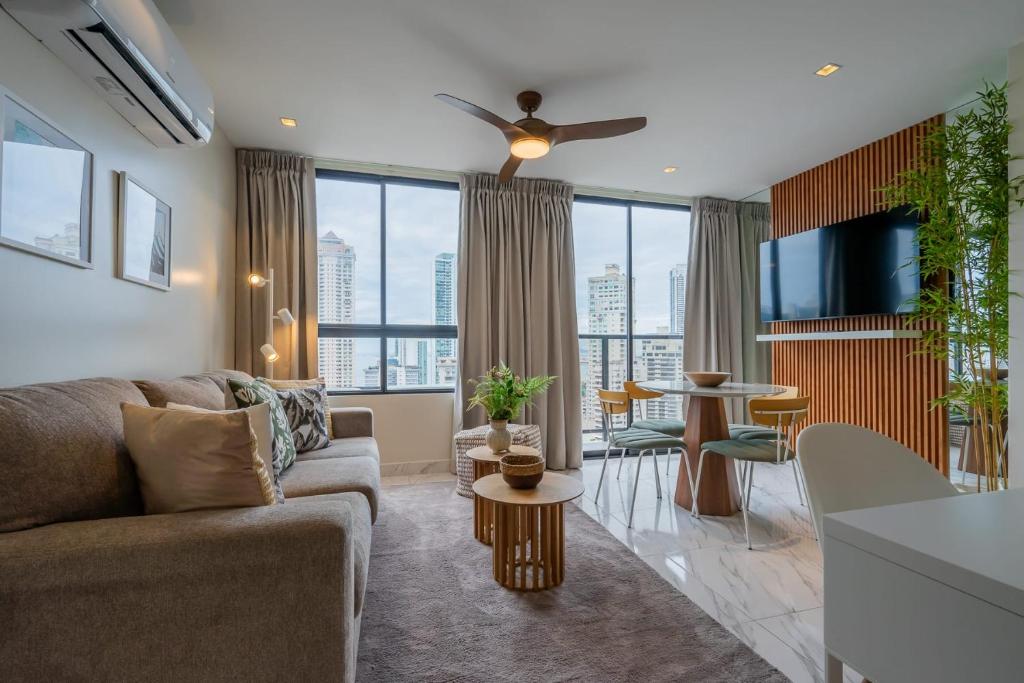 Una sala de estar con un sofá y una ventana grande. en The Gray by Wynwood House, en Panamá