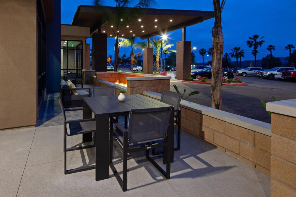 Restaurace v ubytování SpringHill Suites by Marriott Escondido Downtown