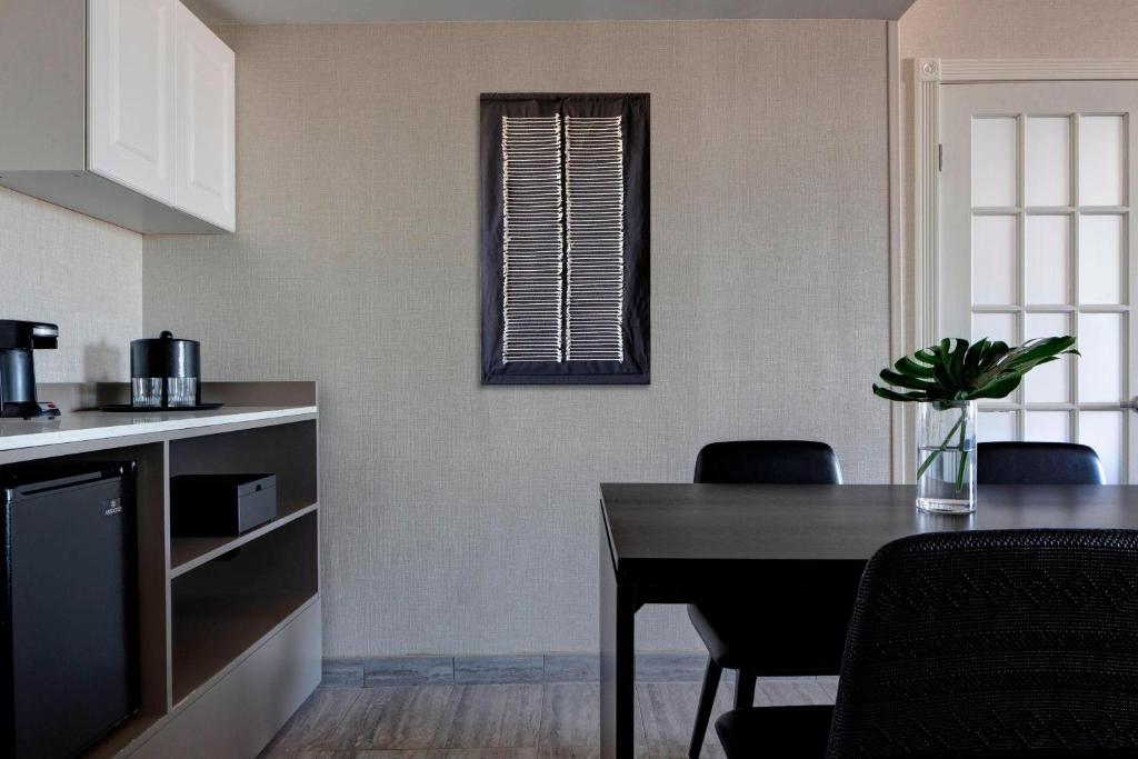 Kuchyň nebo kuchyňský kout v ubytování New York LaGuardia Airport Marriott