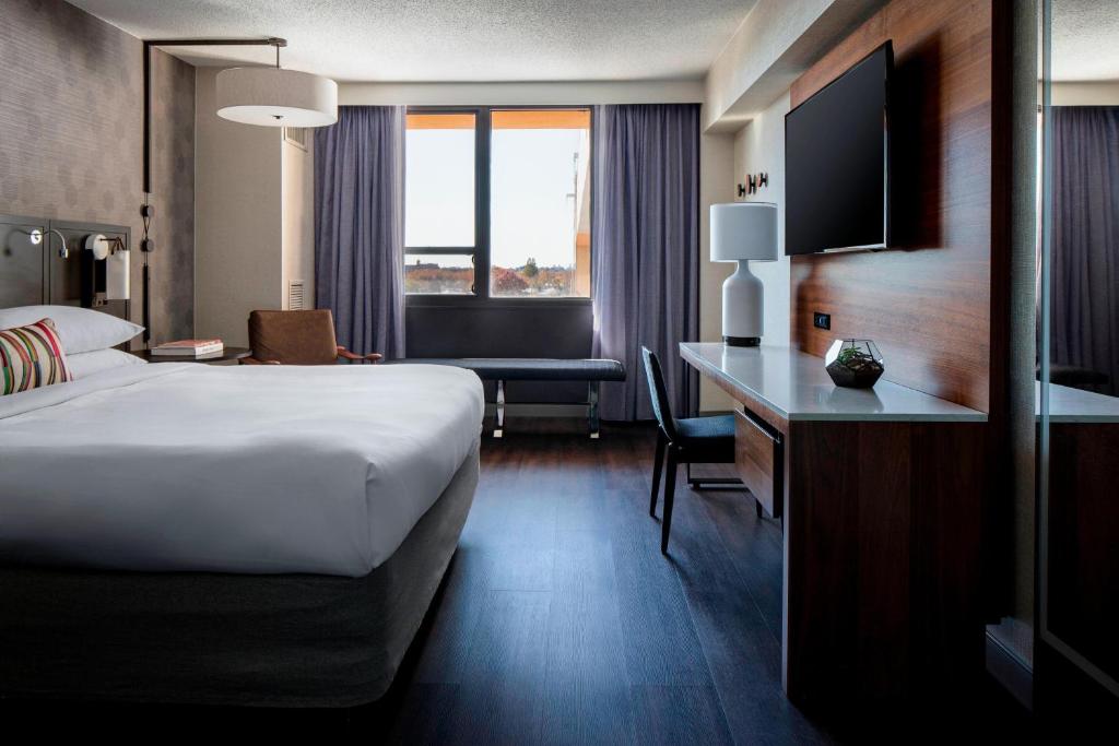 Postel nebo postele na pokoji v ubytování New York LaGuardia Airport Marriott