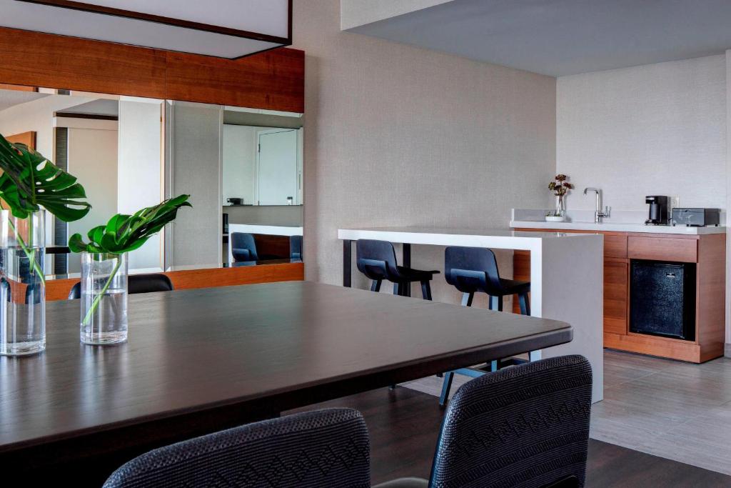 Kuchyň nebo kuchyňský kout v ubytování New York LaGuardia Airport Marriott