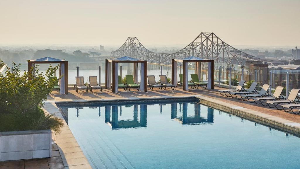 Kolam renang di atau di dekat Four Seasons St. Louis