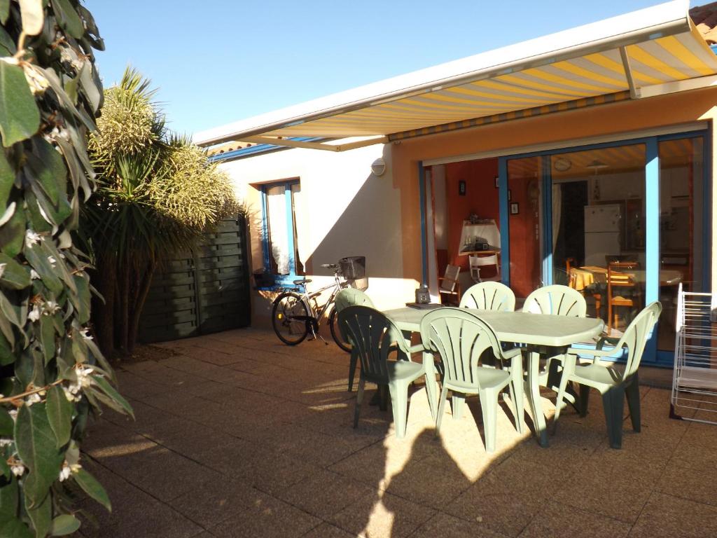 La Petite Sablaise في سانت جيل كروا دي فيي: فناء مع طاولة وكراسي على الفناء