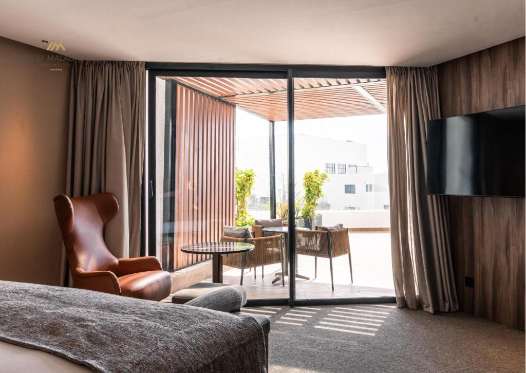 TV a/nebo společenská místnost v ubytování Idou Malabata Beach and SPA